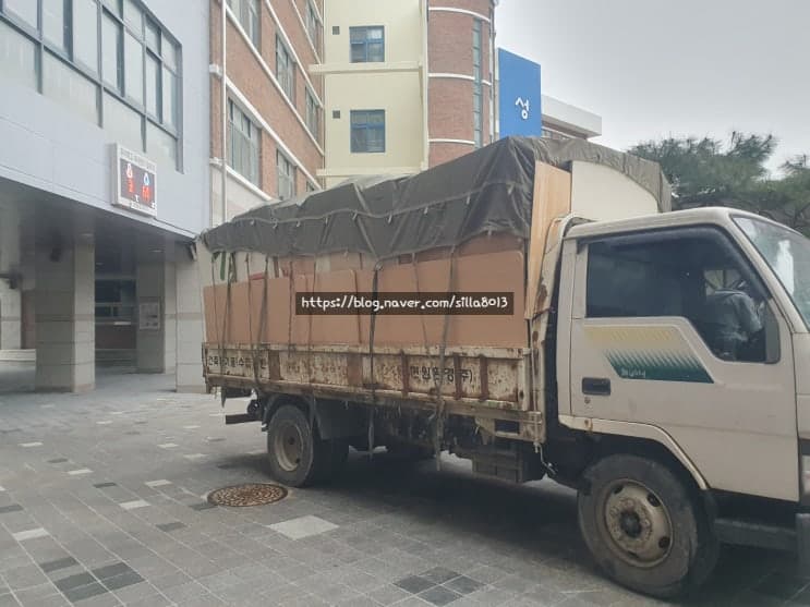 철거 자재를 가득 싣고 이동하는 신라환경 차량