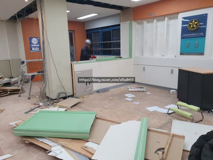 데스크 붙박이 가구를 철거해 잔해가 쌓인 모습