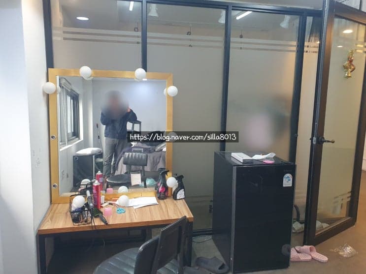 원상복구를 앞둔 미용실에 거울대와 시술 집기가 남아있는 모습